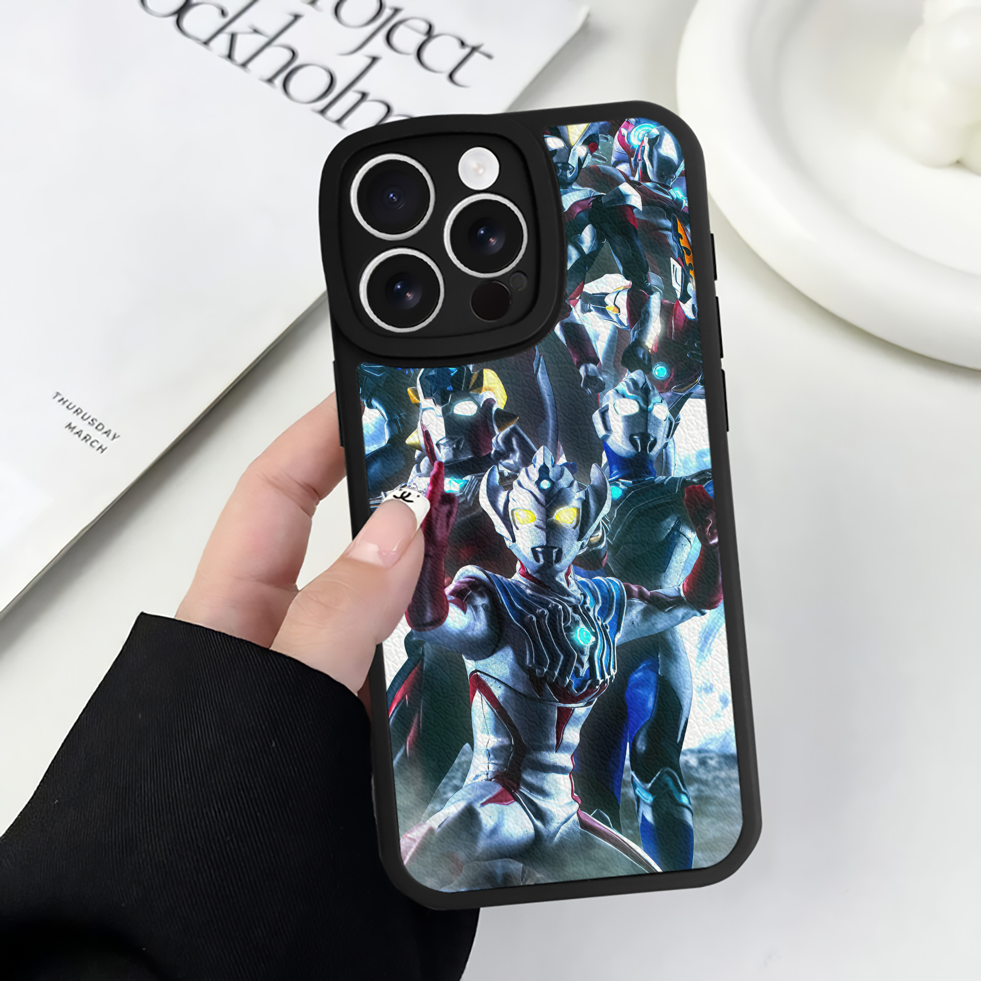 （画像用） ウルトラマン Ultraman 【iPhone 16シリーズ対応】シリコンスマホケース（レザー調） 材質：シリコン